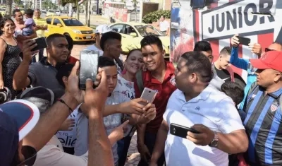 Teófilo Gutiérrez a la salida de Junior rumbo a Buenos Aires.