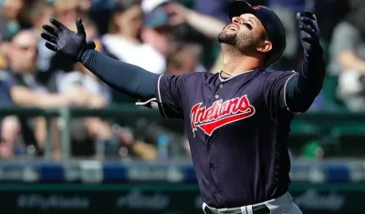 Yonder Alonso festeja su cuadrangular de bases llenas. 