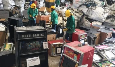 Así destruyó Coljuegos las máquinas tragamonedas que evadían recursos para la salud.