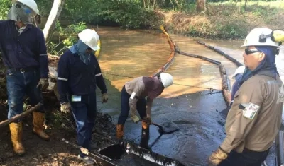 Siguen trabajando los equipos de Ecopetrol para recuperar la zona cerca del pozo Lizama 158.