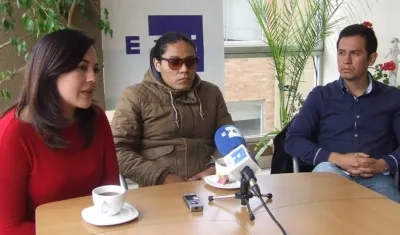  Yadira Aguagallo (i), pareja del fotoperiodista Paúl Rivas; Alejandro Ortega (c), hermano del periodista, Javier Ortega; y Cristian Segarra (d), hijo del conductor Efraín Segarra.