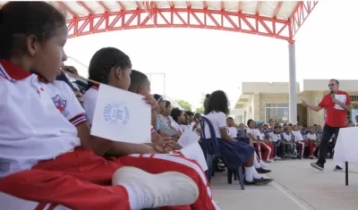 La idea es que los alumnos seleccionados apoyen el proceso de generar conciencia ambiental entre sus compañeros y familias.
