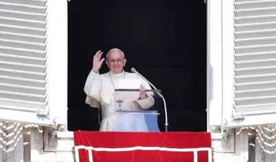 Papa Francisco bendice a los fieles en el rezo del Regina Coeli.