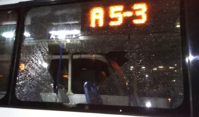 Vidrios reventados a un bus de Transmetro esta noche en Soledad.