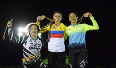 Gabriela Bolle con la camiseta de campeona nacional junior. 
