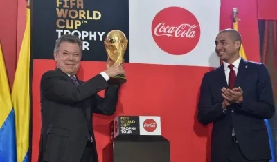 El Presidente Santos levanta el trofeo de la Copa Mundo, reservada para los ganadores de los mundiales de fútbol.