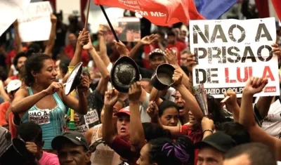 Simpatizantes respaldando al expresidente Luiz Inácio Lula da Silva.