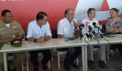 El Gobernador Eduardo Verano junto al director de Invías, Carlos García y demás autoridades.