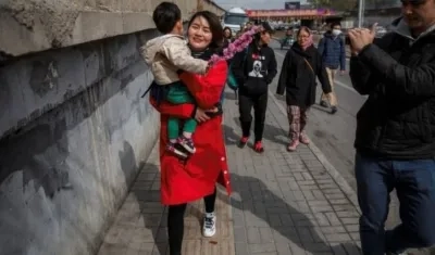 Los ciudadanos le toman foto a la mujer durante su recorrido.