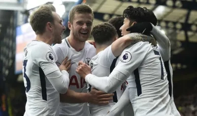 Jugadores del Tottenham celebran un gol. 
