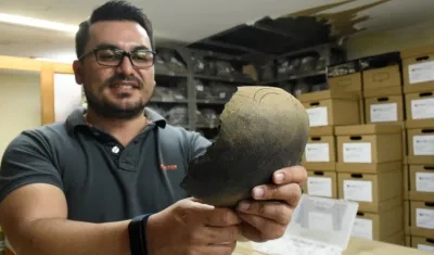 El profesor Javier Rivera, antropólogo de la Universidad Nacional y Doctorado en Arqueología sostiene una pieza de cerámica.