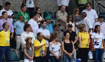 El Alcalde Alejandro Char y la Directora de Coldeportes, Clara Luz Roldán en las gradas del Parque de Raquetas.