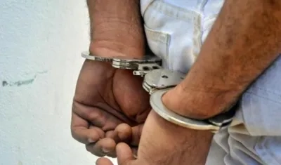 El hombre habría abusado de su hijastra, de 13 años, cuando su compañera sentimental no se encontraba en su residencia. 