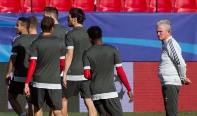  El entrenador del Bayern de Munich, Jupp Heynckes, observa a sus jugadores.