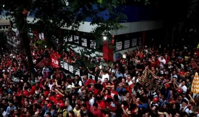 Simpatizantes del expresidente brasileño Luiz Inácio Lula da Silva se manifiestan en el sindicato de los metalúrgicos.