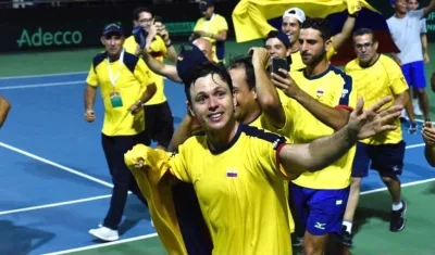 Alejandro González, festejando el triunfo con la delegación colombiana.