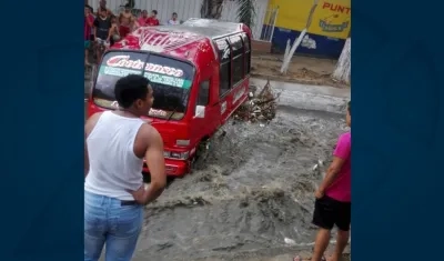La buseta que fue arrastrada por el arroyo.