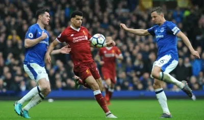 Acción del duelo entre Liverpool y Everton. 