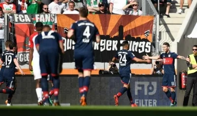 El colombiano celebrando su gol con sus compañeros.