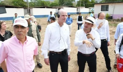 Rodrigo Rivera (i), junto al ministro de Relaciones Exteriores de Holanda, Stef Blok (c),