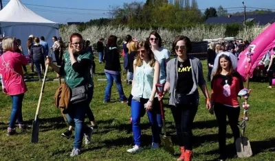 Los asistentes desenterraron juguetes sexuales, al estilo de los huevos de pascua.