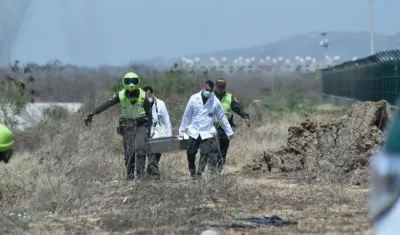 Momento del levantamiento del cuerpo hallado por una trocha en la Circunvalar.