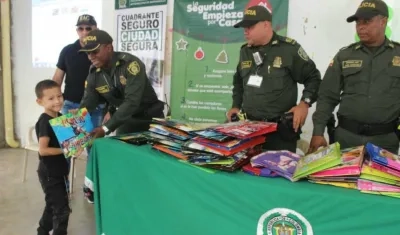 Momentos de la entrega de los kits escolares.