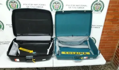 Maletas donde fue hallada la droga al viajero que pretendía tomar un vuelo hacia Barcelona.