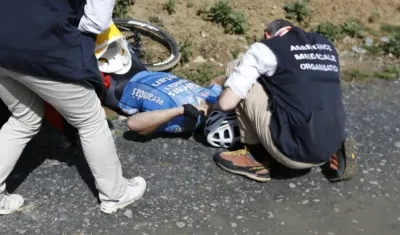 Michael Goolaerts desplomado al lado de su bicicleta. 