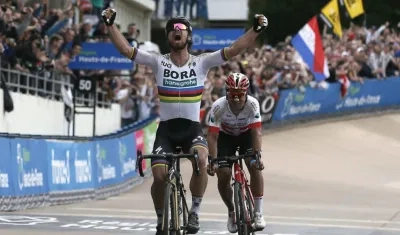 Peter Sagan a cruzar primero la línea de meta. 