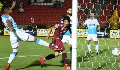 Rafael Robayo cabecea libre de marca para abrir el marcador en Ibagué.