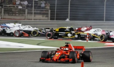 Sebastian Vettel lleva la delantera frente a los demás corredores. 