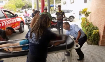 Momentos en que el menor era ingresado al hospital local de Puerto Colombia.