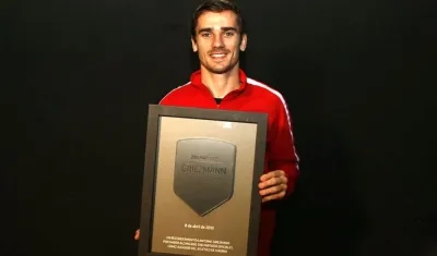 Antoine Griezmann con su placa. 