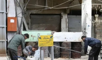 Un niño rellena su bidón de agua en Duma, en Guta Oriental.