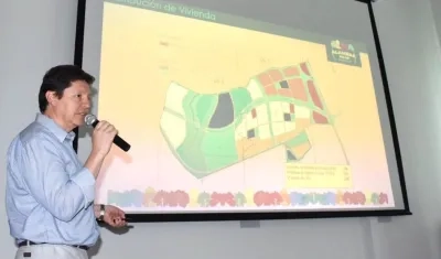 Juan Solano, presentando el proyecto Alameda del Río.