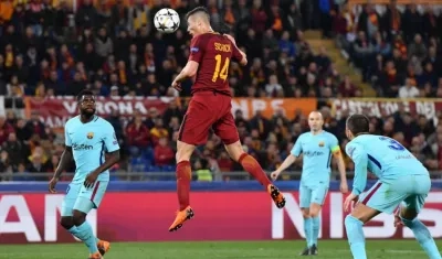 Patrik Schick cabecea la pelota ante la mirada de los defensores catalanes. 