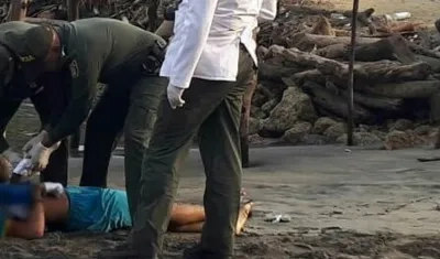 Momento en que autoridades practican la diligencia de levantamiento del cadáver.