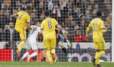 Acción polémica en el área sobre Lucas Vásquez. 