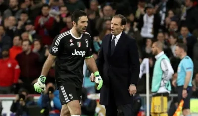 Buffon abandona la cancha ante la mirada de Massimiliano Allegri. 