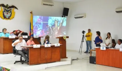 La Directora del Carnaval Carla Celia y la Reina Valeria Abuchaibe, presentando el informe.