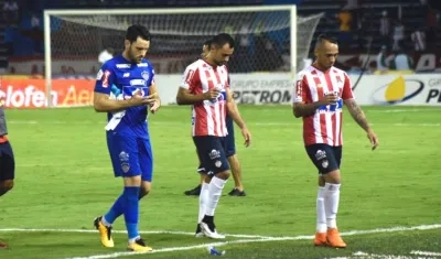 Jugadores de Junior saliendo con cara de vergüenza ante la afición en el Metropolitano.