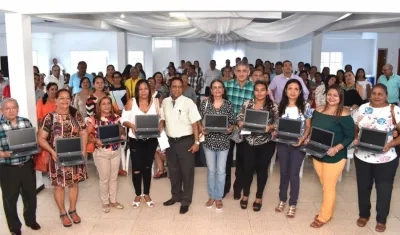 El Secretario de Educación Alex Solano, durante la entrega de los computadores.