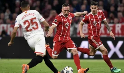 Frank Ribery y James Rodríguez enfrentan la marca de Gabriel Mercado. 