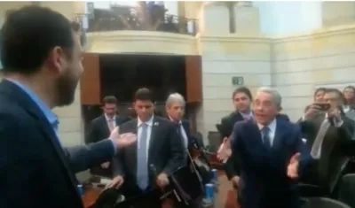 Momento en que el expresidente Uribe y Carlos Fernando Galán tienen un rifirrafe.