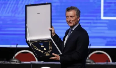 Mauricio Macri, presidente de argentina, con la distinción de la Conmebol.