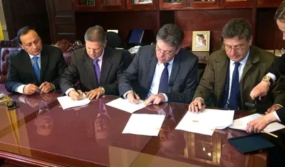 El ministro de Hacienda, Mauricio Cárdenas, radicó el proyecto que elimina los tres ceros ante la Secretaria General de la Cámara de Representantes.