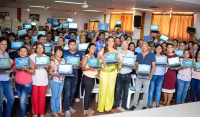 La Secretaria de Educación Tulia Mosquera, con los docentes beneficiados.