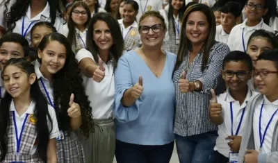 Yaneth Giha, ministra de Educación, acompañada de estudiantes de el colegio 'El Campito'