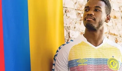 La camiseta es un homenaje al vínculo entre ambos países tras la tragedia.